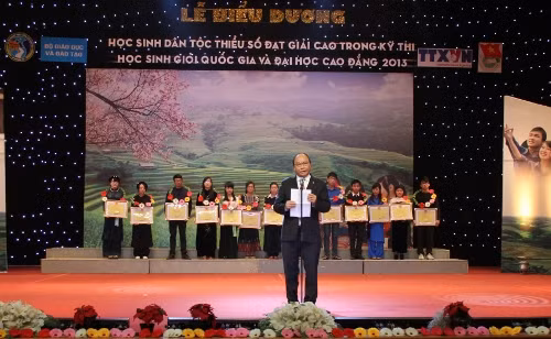 Biểu dương học sinh, sinh viên dân tộc thiểu số học giỏi ảnh 1