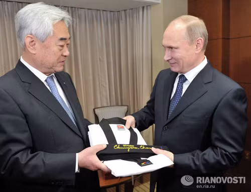 Khi ông Putin hết mình trên sàn võ ảnh 1