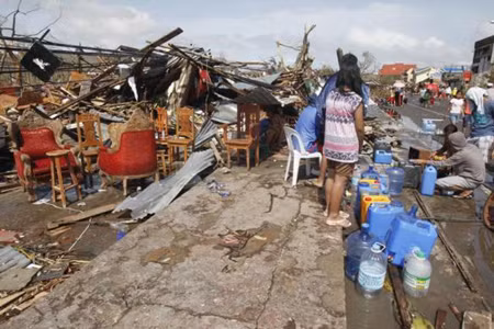 Người Philippines đói khát sau bão ảnh 8