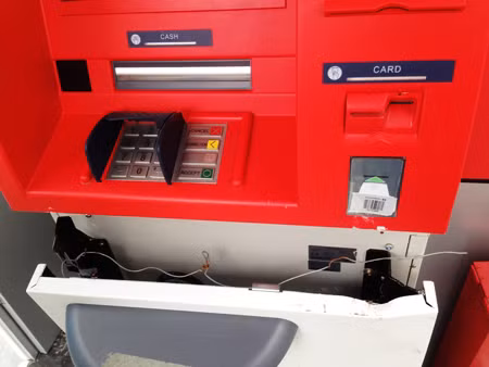 Lợi dụng bão, cạy phá cây ATM ảnh 1