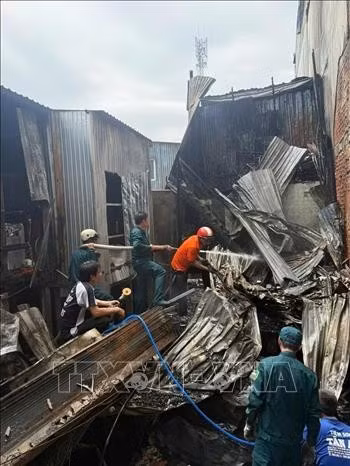 Lực lượng chức năng kiểm tra hiện trường, khắc phục hậu quả sau vụ hỏa hoạn. Ảnh: TTXVN phát