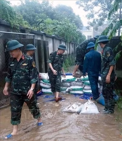 Ban quân sự Phường Hà Nam tham gia giúp dân chằng chống nhà cửa, di chuyển tài sản đến nơi an toàn, kết hợp khơi thông dòng chảy, xử lý triệt để các điểm ngập úng, gia cố các vị trí xung yếu và thực hiện nhiệm vụ cứu hộ, cứu nạn khi có yêu cầu.