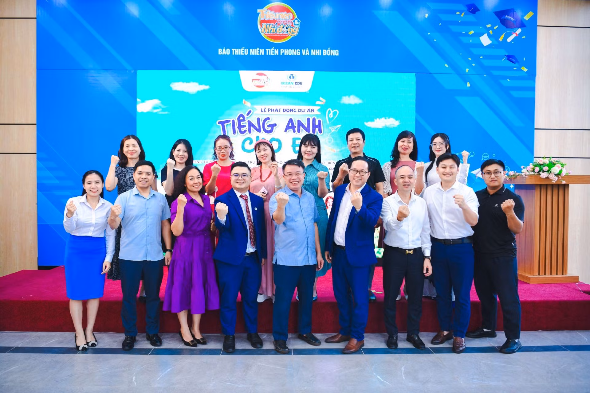 Các đại biểu chụp ảnh lưu niệm tại lễ phát động.