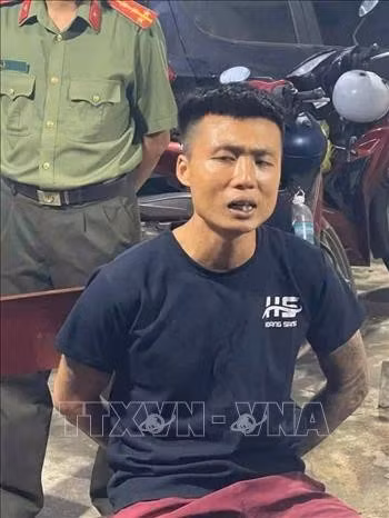 Tổ Cảnh sát giao thông Diên Khánh - Khánh Vĩnh kiểm tra một xe khách lưu thông trên tuyến và phát hiện Lê Văn Cường (sinh năm 1994, thường trú tỉnh Phú Thọ), sáng 24/10. Ảnh: TTXVN phát