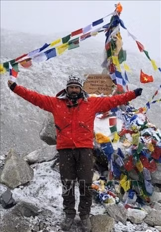 Nguyên Đại sứ Panama Servio S. Samudio trên dãy Everest cùng lá cờ Việt Nam và Panama trên tay. Ảnh: Nhân vật cung cấp/TTXVN phát