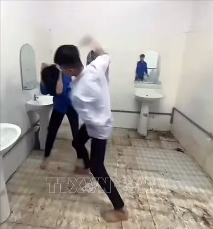 Học sinh đánh nhau trong nhà vệ sinh của Trường THPT Phạm Văn Đồng (phân hiệu tại xã Nhân Cơ, tỉnh Lâm Đồng). Ảnh: TTXVN phát