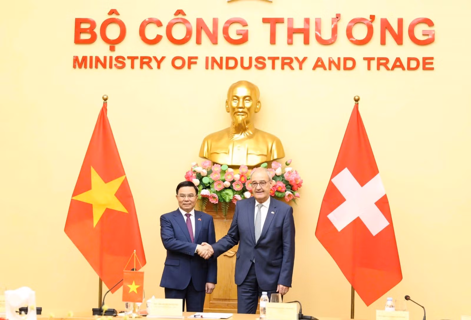 Bộ trưởng Bộ Công Thương Lê Mạnh Hùng và Ngài Guy Parmelin, Tổng thống Liên bang Thụy Sĩ năm 2026, Bộ trưởng Bộ Kinh tế, Giáo dục và Nghiên cứu Liên bang Thụy Sĩ. Ảnh: dangcongsan.vn