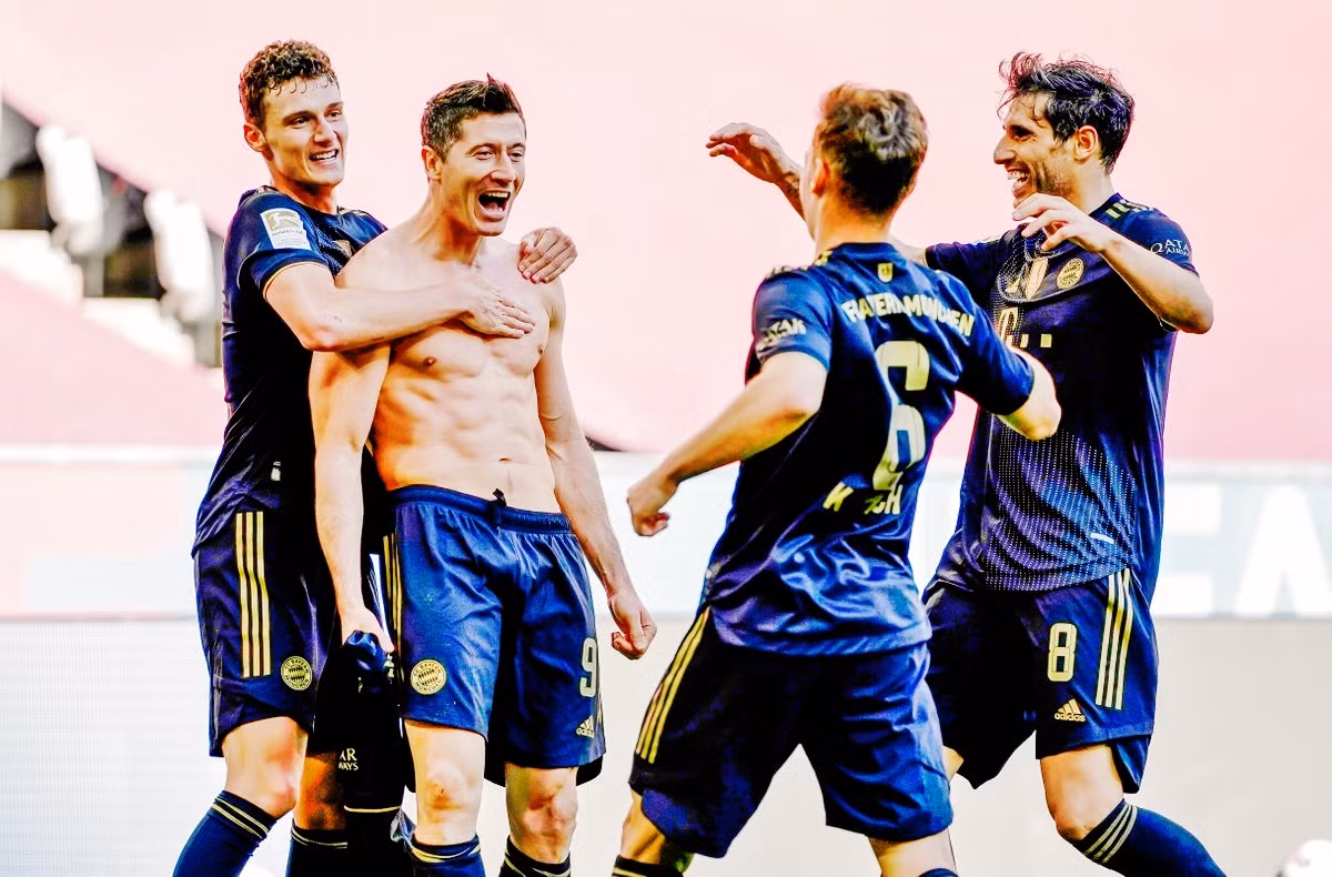 Robert Lewandowski không giấu nổi niềm vui khi ghi bàn thắng lịch sử.