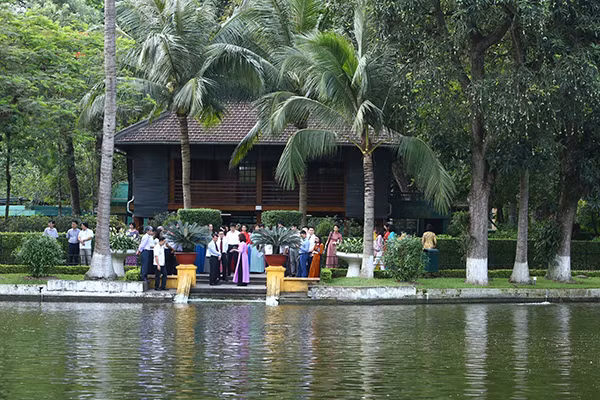 Ao cá Bác Hồ tại Phủ Chủ tịch được nâng cấp, cải tạo nay trở thành nơi thu hút người dân cả nước và bạn bè quốc tế khi về viếng Bác, thăm nơi Bác sống và làm việc, thăm Hà Nội.