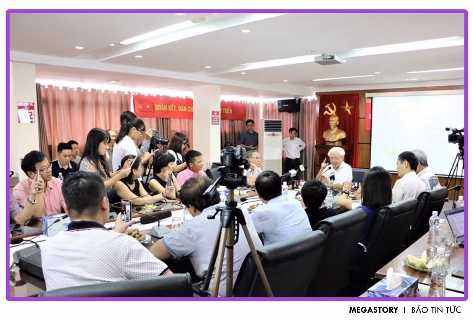 Buổi sinh hoạt nghiệp vụ truyền thông, tạo dựng môi trường hoạt động thuận lợi cho các nhà báo của CLB Cà phê Số với sự góp mặt của giáo sư Hồ Ngọc Đại.