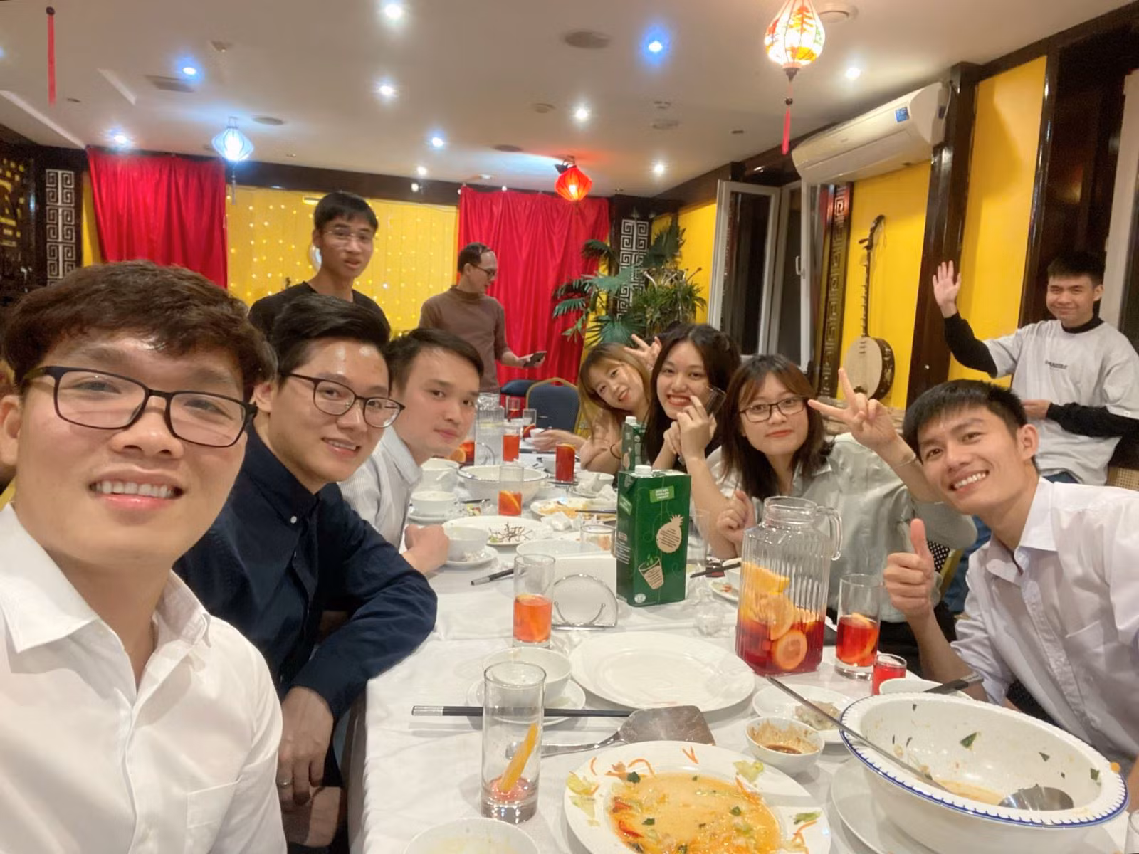 Những cuộc gặp gỡ trong cộng đồng nhỏ khiến Tết quê hương như gần hơn với những người trẻ.