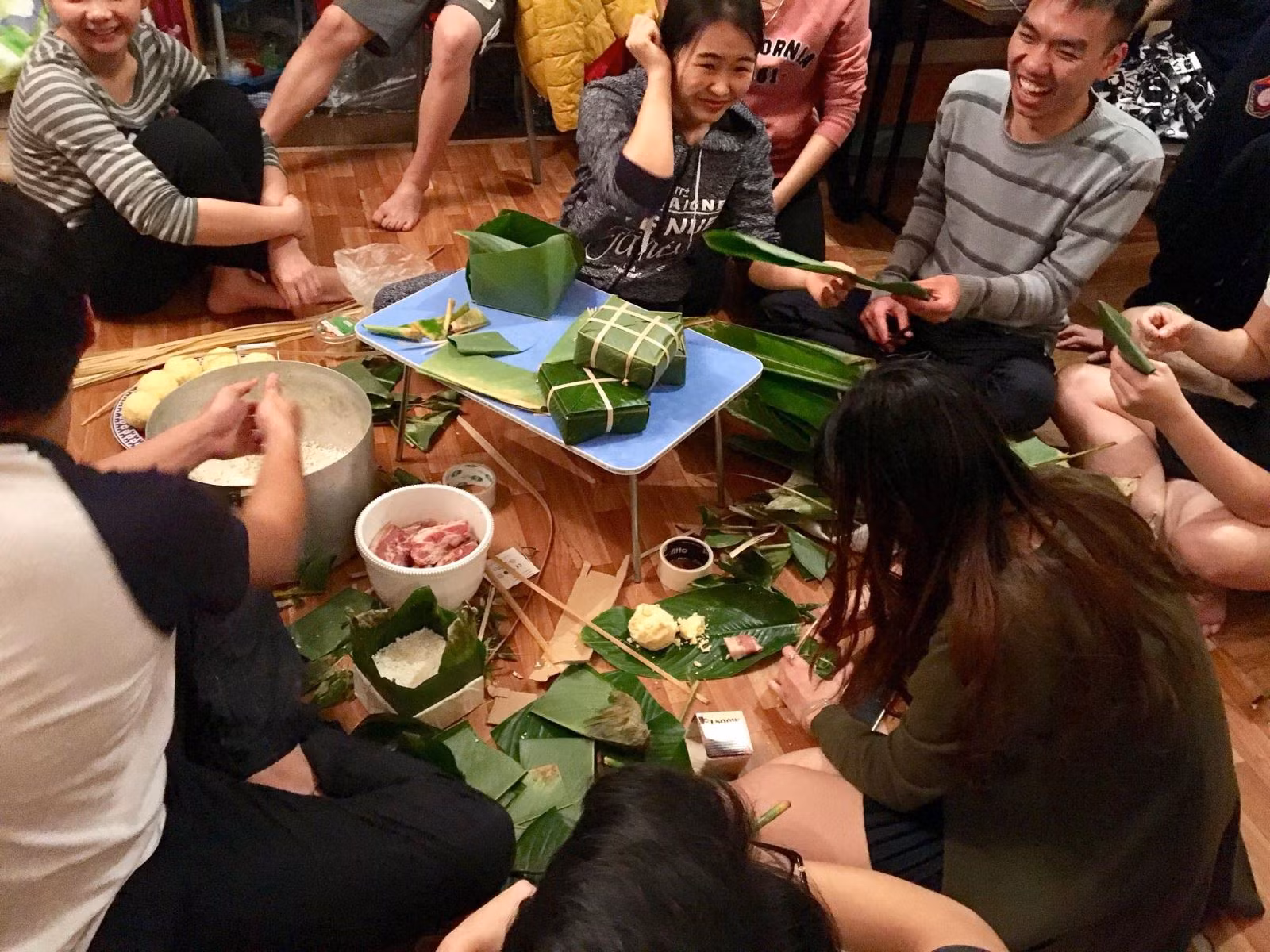 Tạm gác lại nỗi nhớ nhà, mỗi bạn du học sinh vui vẻ tận hưởng khoảnh khắc quây quần bên nhau.
