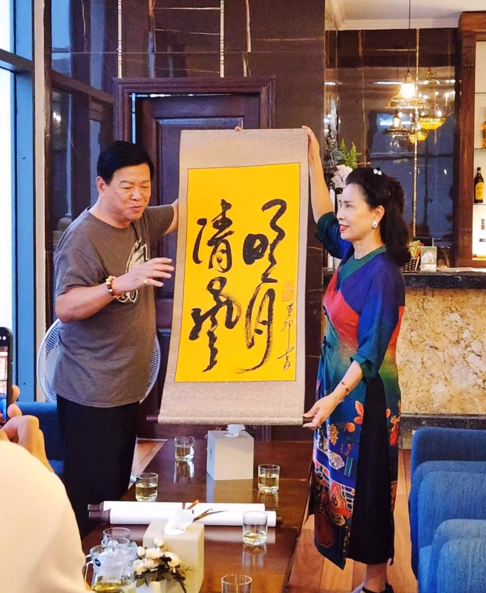 Tặng chữ cho những người bạn văn.