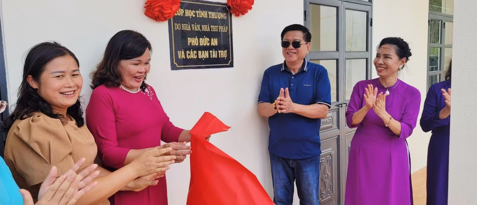Nhà văn Phó Đức An trao tặng những lớp học tình thương.