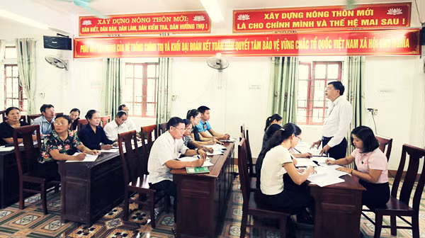 Đồng chí Đoàn Ngọc Hương (người đứng), Bí thư Đảng ủy xã, Chủ tịch UBND xã Đức Thịnh, huyện Đức Thọ, Hà Tĩnh tham dự buổi họp giao ban với các tổ chức chính trị - xã hội của xã và NHCSXH để nắm bắt kịp thời những tâm tư, nguyên vọng của bà con nhân dân trong việc vay vốn sản xuất, kinh doanh.