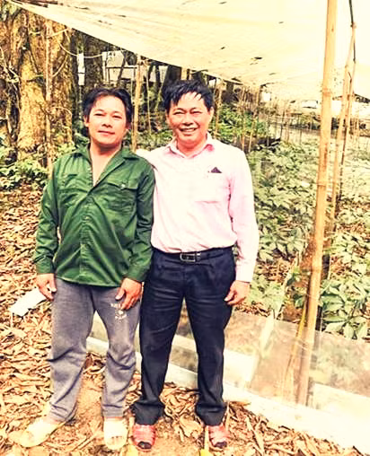 Người đảng viên gương mẫu, kiêm Tổ trưởng Tổ tiết kiệm và vay vốn Nguyễn Văn Lượng (bên trái) trong một lần gặp cán bộ NHCSXH tỉnh Quảng Nam tâm sự về vượt khó vươn lên làm giàu từ nguồn vốn chính sách.