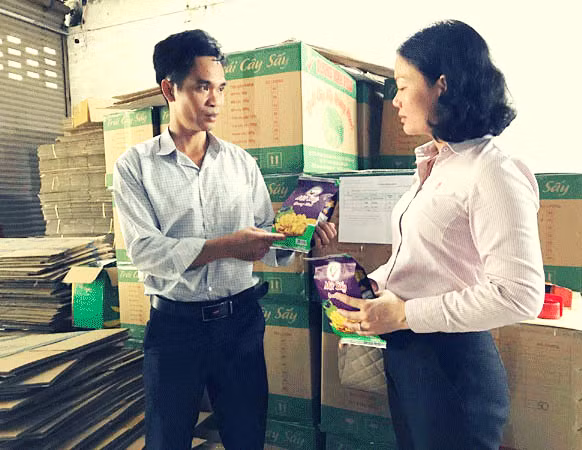 Giám đốc Công ty TNHH Quang Minh Phước đang giới thiệu sản phẩm của Công ty.
