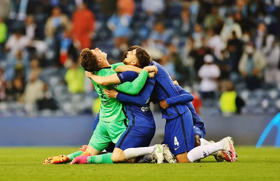 Chelsea lên đỉnh của châu Âu sau 90 phút của trận chung kết Champions League toàn Anh.