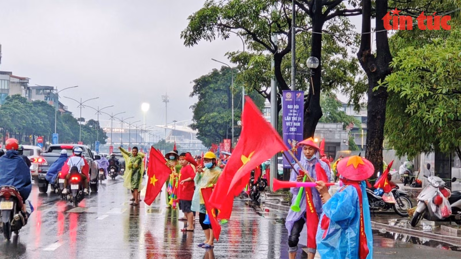 Không khí rực lửa bên ngoài sân Mỹ Đình trước trận U23 Việt Nam - U23 Thái Lan ảnh 2