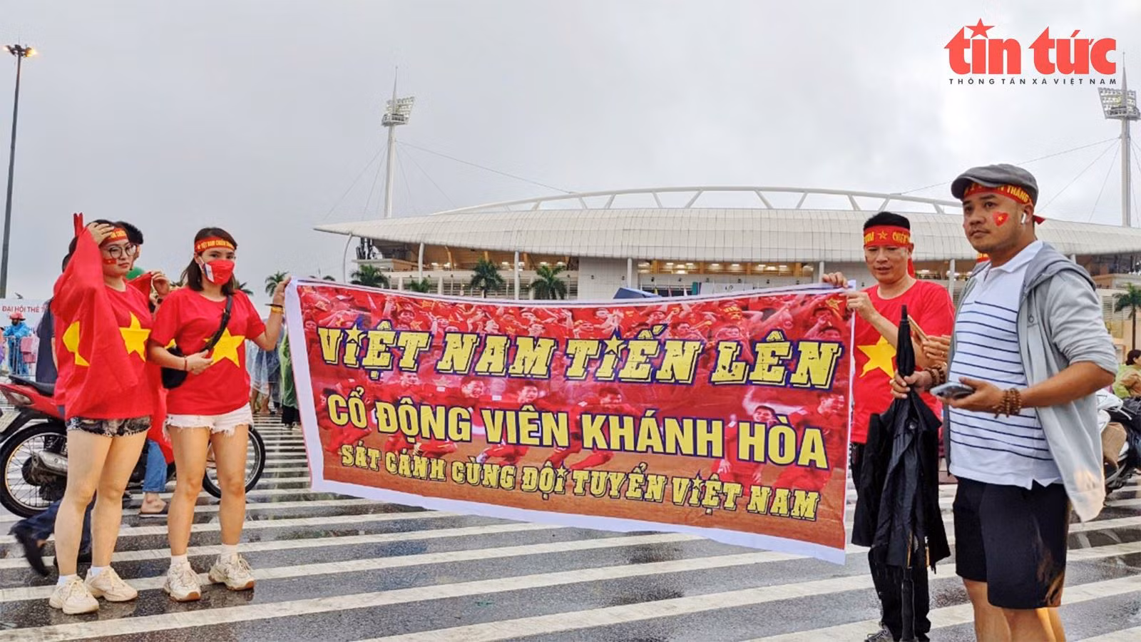 Không khí rực lửa bên ngoài sân Mỹ Đình trước trận U23 Việt Nam - U23 Thái Lan ảnh 6