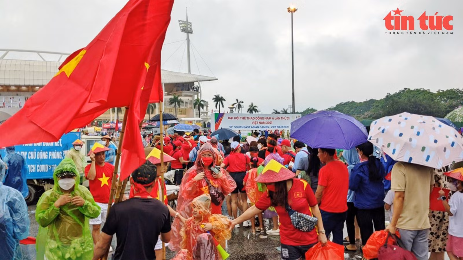 Không khí rực lửa bên ngoài sân Mỹ Đình trước trận U23 Việt Nam - U23 Thái Lan ảnh 1
