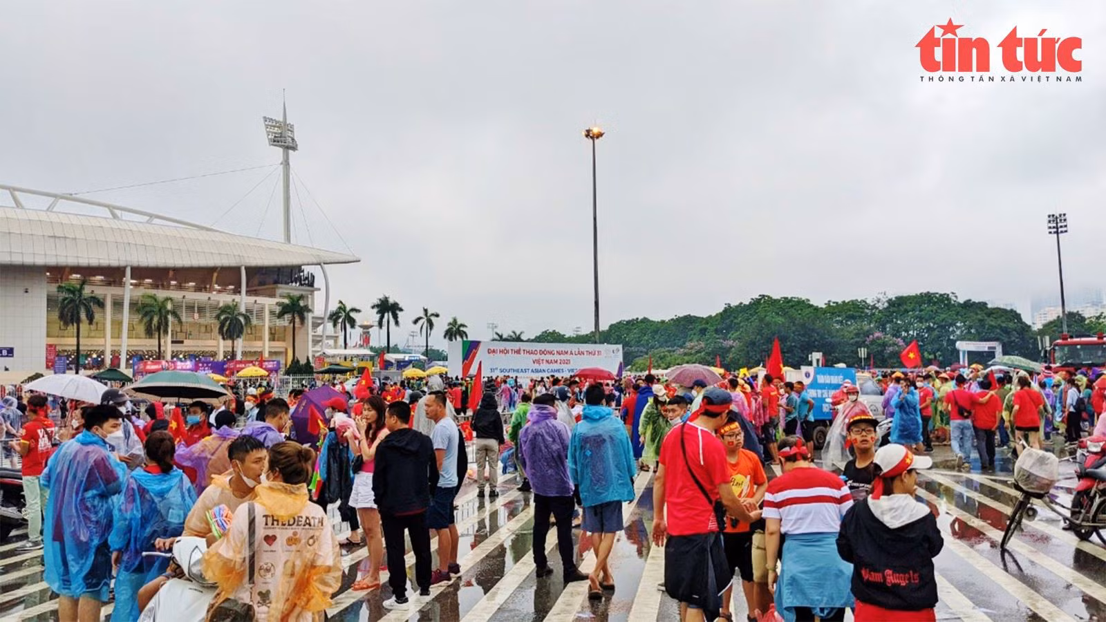 Không khí rực lửa bên ngoài sân Mỹ Đình trước trận U23 Việt Nam - U23 Thái Lan ảnh 4
