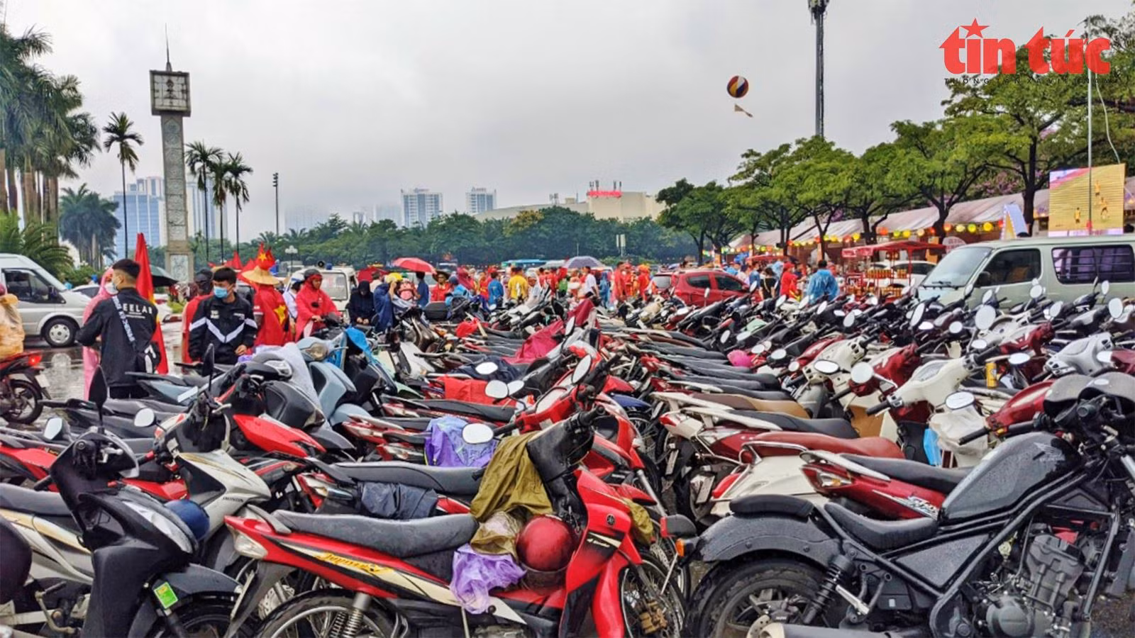 Không khí rực lửa bên ngoài sân Mỹ Đình trước trận U23 Việt Nam - U23 Thái Lan ảnh 3