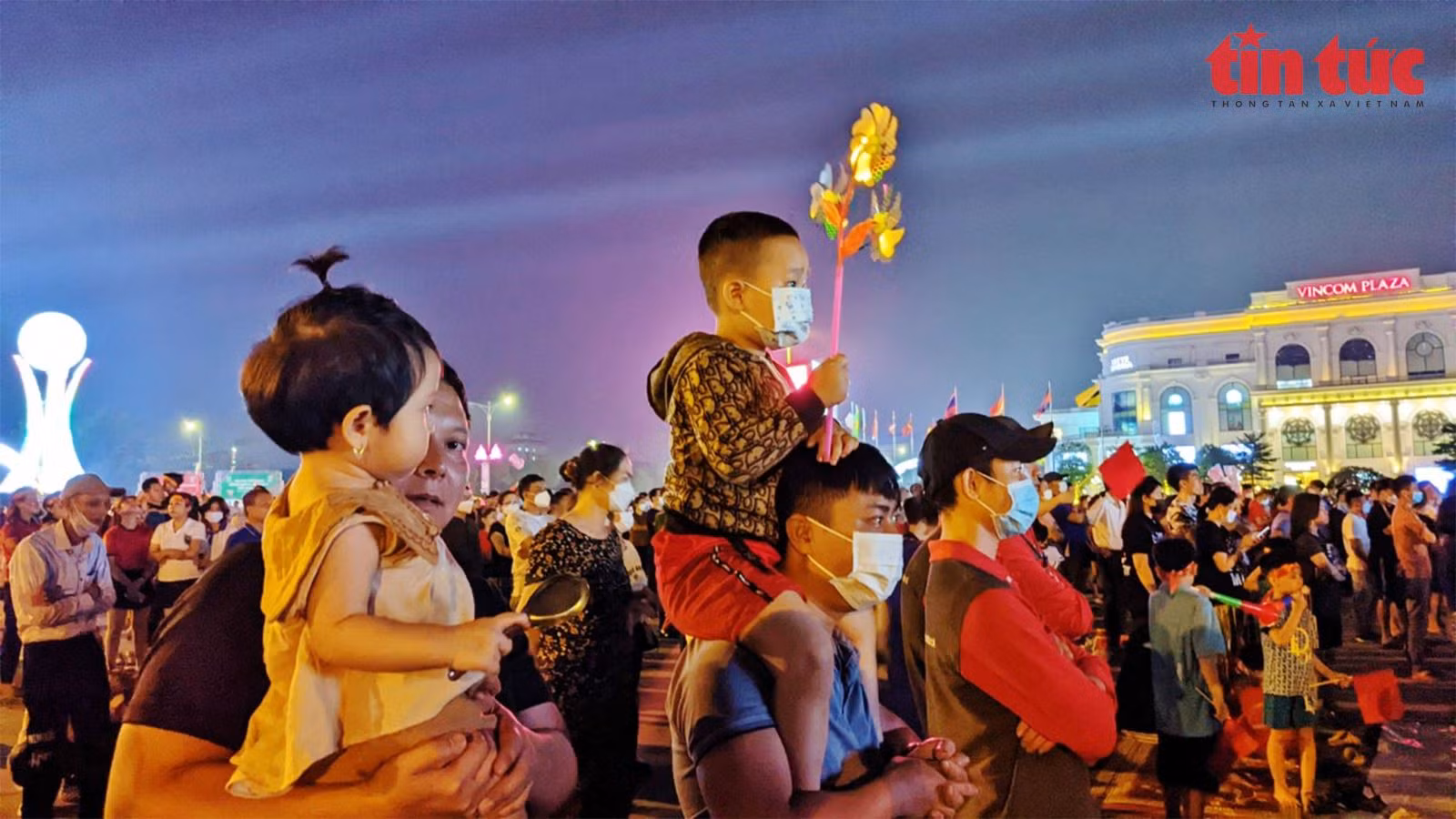 Xem bóng đá qua màn hình lớn cùng cổ động viên Phú Thọ ảnh 7