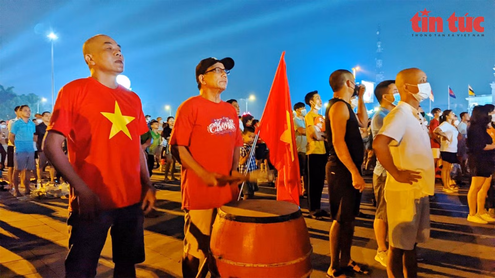 Xem bóng đá qua màn hình lớn cùng cổ động viên Phú Thọ ảnh 3