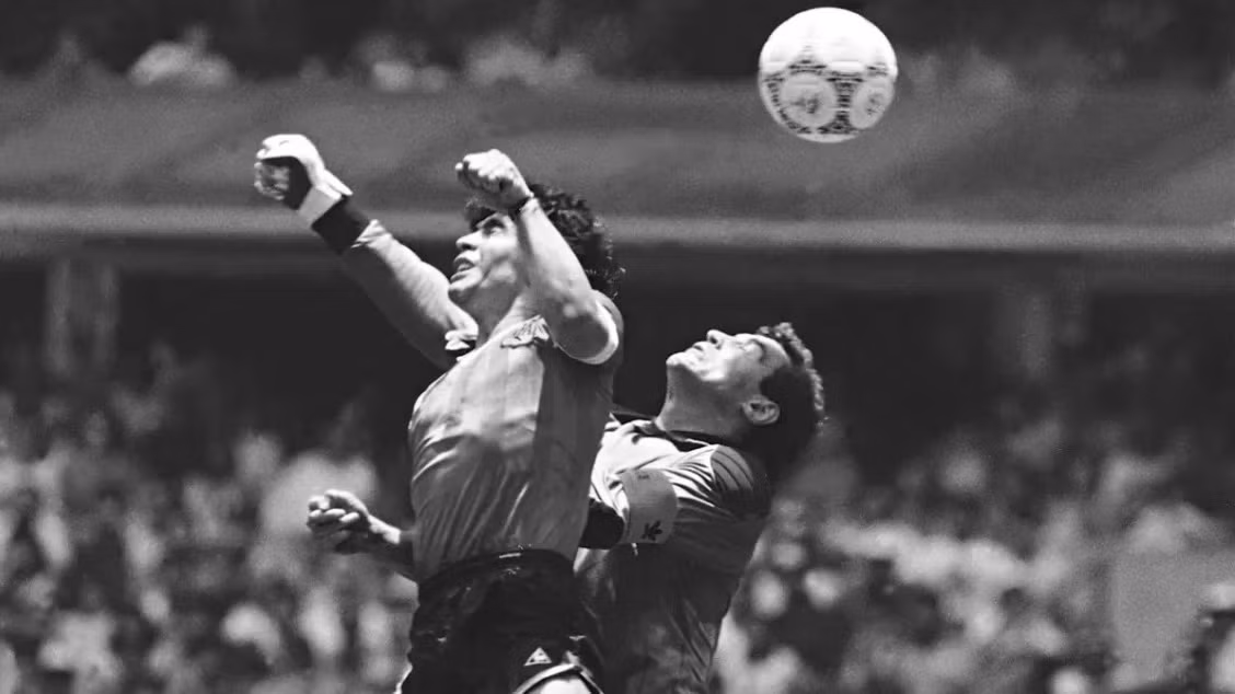Maradona nổi danh với tình huống ghi bàn bằng tay.