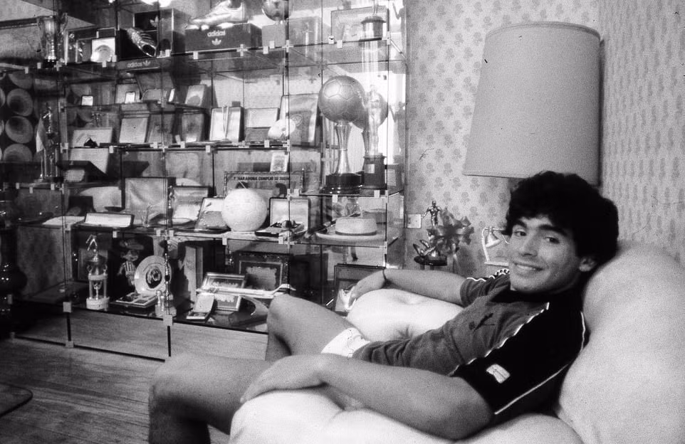 Maradona tuổi 20 trong căn nhà đầy kín danh hiệu tại Buenos Aires.