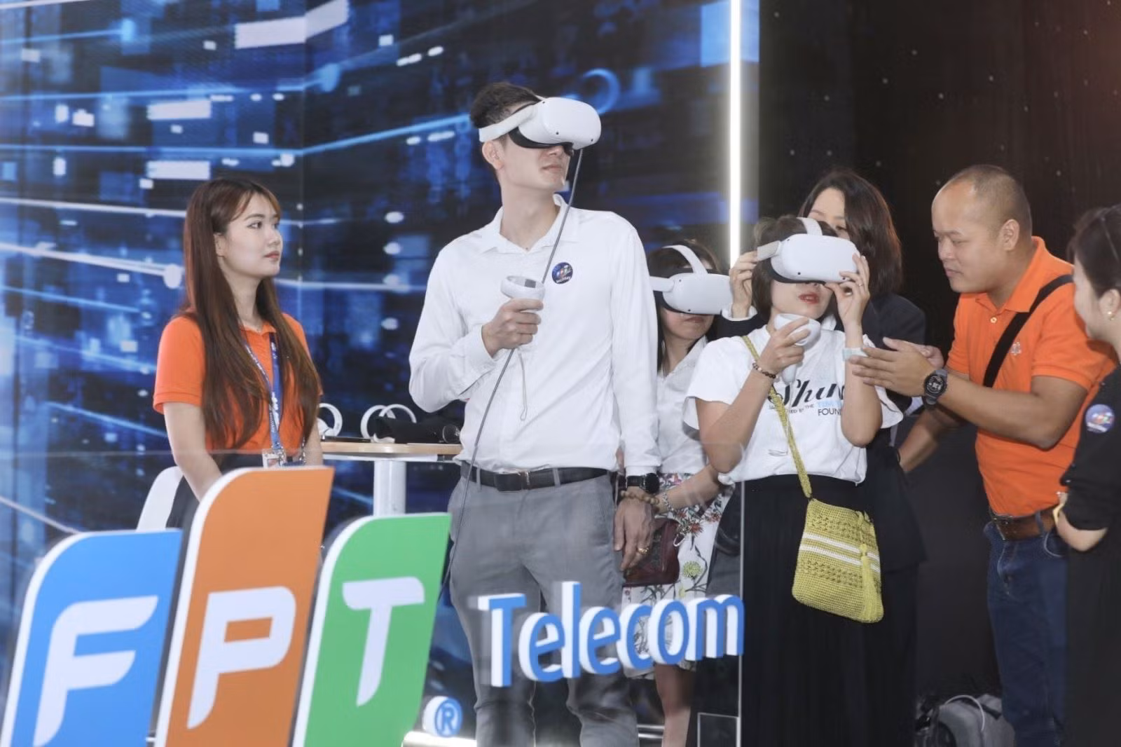 Khách tham quan, trải nghiệm sản phẩm công nghệ tại Diễn đàn công nghệ FPT Techday 2023.