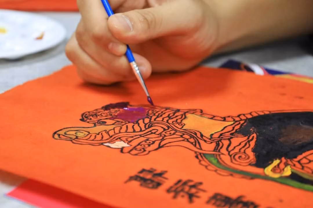 Con rồng hiện lên qua những nét vẽ, nét thêu tinh xảo.