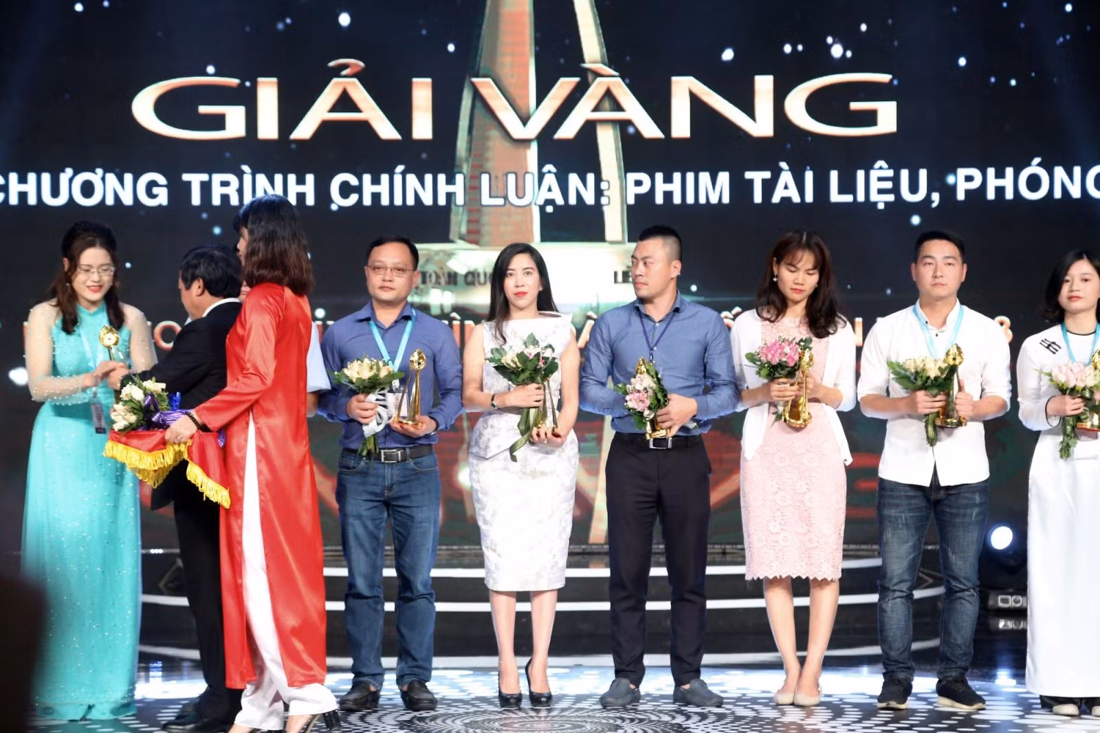 Phóng viên Liên Liên (giữa) nhận giải Vàng tại Liên hoan Truyền hình toàn quốc lần thứ 38 một cách xứng đáng với tác phẩm "Phức tạp hoạt động bảo kê tại chợ Long Biên".