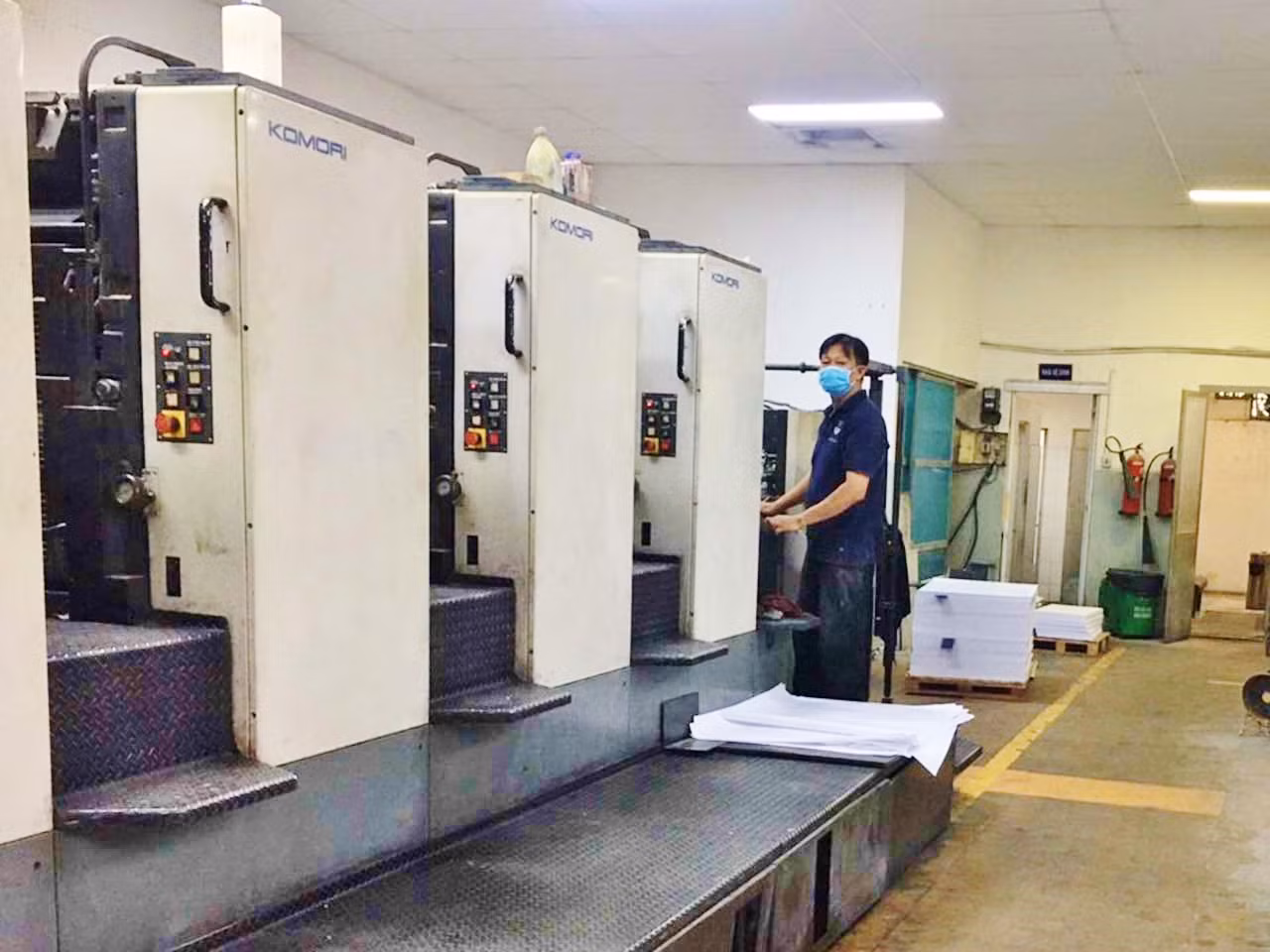 Giữa đại dịch, các máy in vẫn đều đặn hoạt động, những người công nhân vẫn hăng say lao động, thực hiện nghiêm túc quy định 5K.