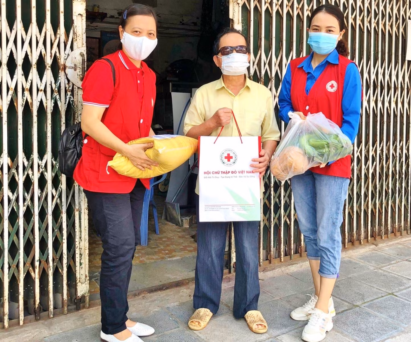 Những thành viên nhóm "Mùa Thu và những người bạn" và những người bạn gửi quà trực tiếp cho người dân khiếm thị bởi họ không dùng được điện thoại kết nối với lực lượng hỗ trợ.