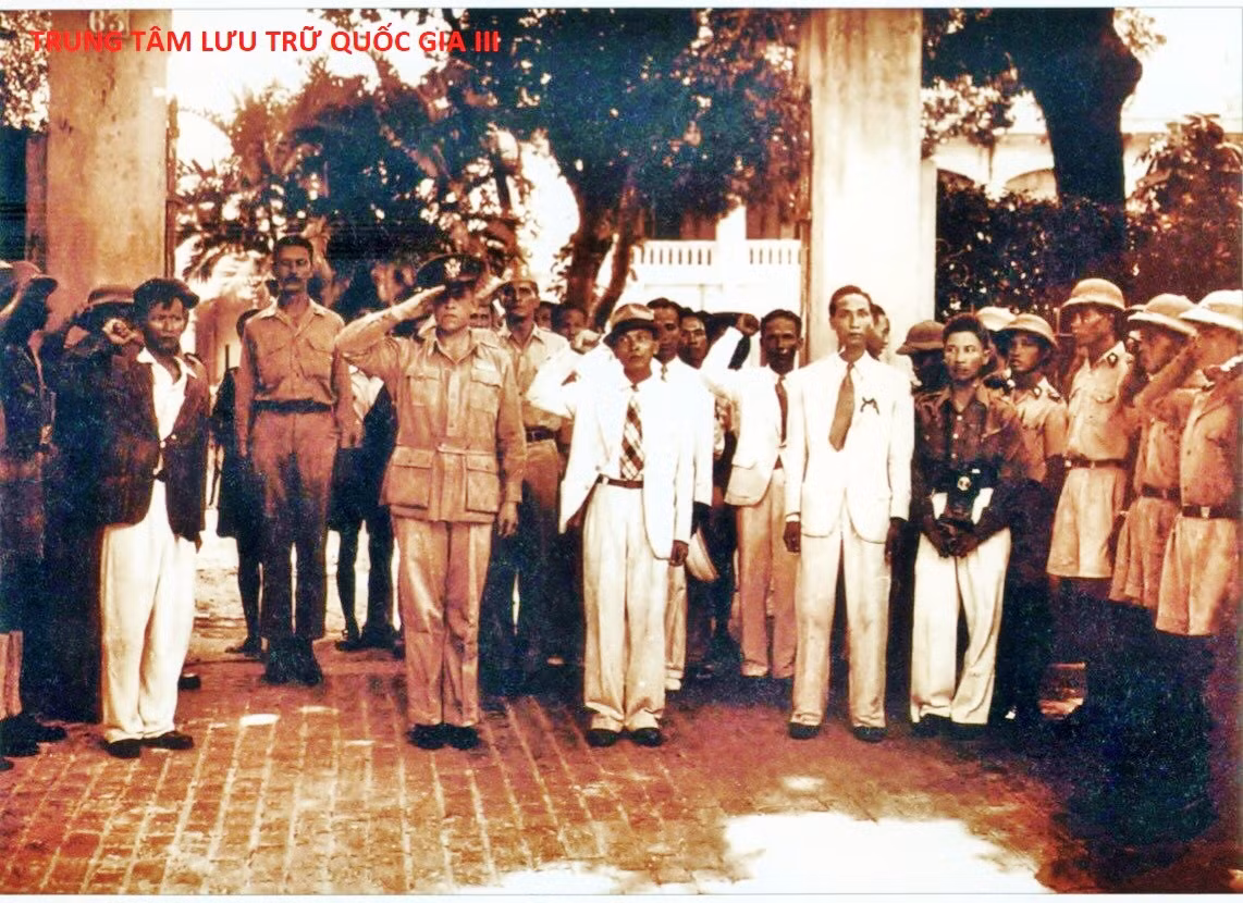 Ủy viên Ủy ban Dân tộc giải phóng Việt Nam Võ Nguyên Giáp và Trưởng phái đoàn Mỹ, Thiếu tá Archimedes L.A. Patti trong buổi Lễ chào cờ mang tính chất quốc tế đầu tiên tại Hà Nội, tháng 8/1945.