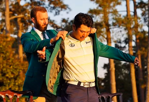 Hideki Matsuyama đã được khoác lên mình chiếc áo vest xanh truyền thống dành cho những nhà vô địch.