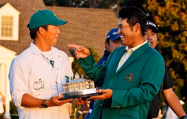 Hideki Matsuyama cùng nâng chiếc cúp vô địch The Masters với người cầm gậy Shota Hayafuji - người đóng góp không nhỏ vào thành công của anh.