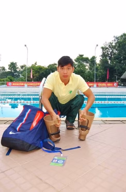 Võ Thanh Tùng của ngày hôm nay tự tin bước trên đôi chân giả.