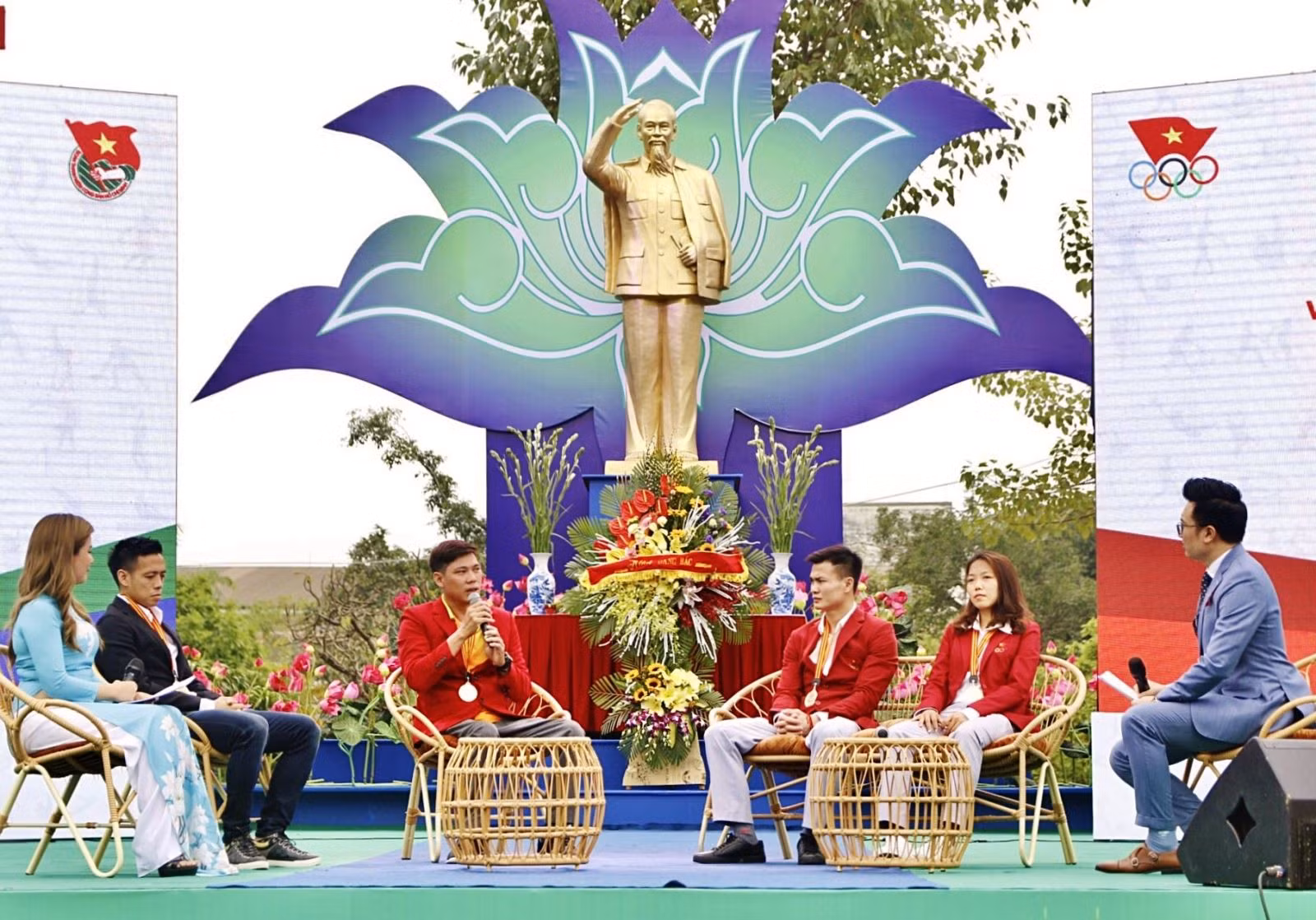 Anh Võ Thanh Tùng (giữa) tại Lễ Trao thưởng, vinh danh VĐV, HLV tiêu biểu, VĐV, HLV thể thao người khuyết tật xuất sắc toàn quốc năm 2020.