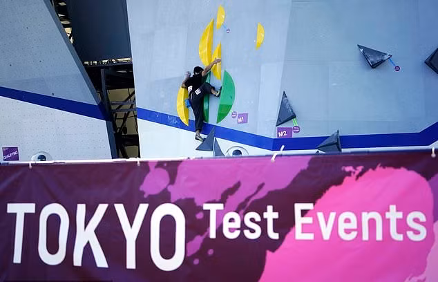Các kỹ thuật viên kiểm tra những yếu tố kỹ thuật cuối cùng cho các nhà thi đấu Olympic Tokyo 2020. Ảnh: AP.