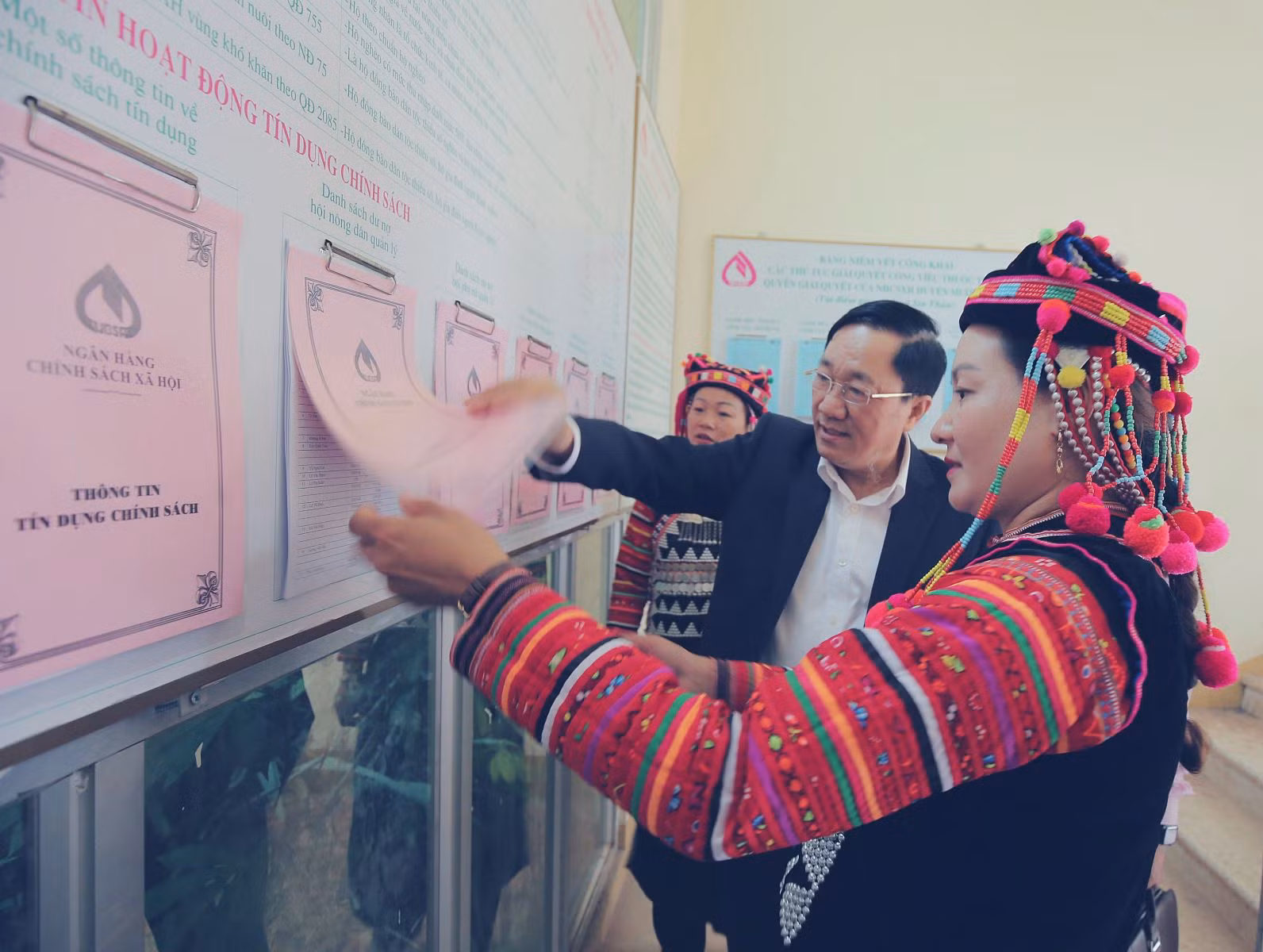 Tổng Giám đốc NHCSXH Dương Quyết Thắng kiểm tra thông tin tín dụng chính sách tại xã Sín Thầu, huyện Mường Nhé, tỉnh Điện Biên.