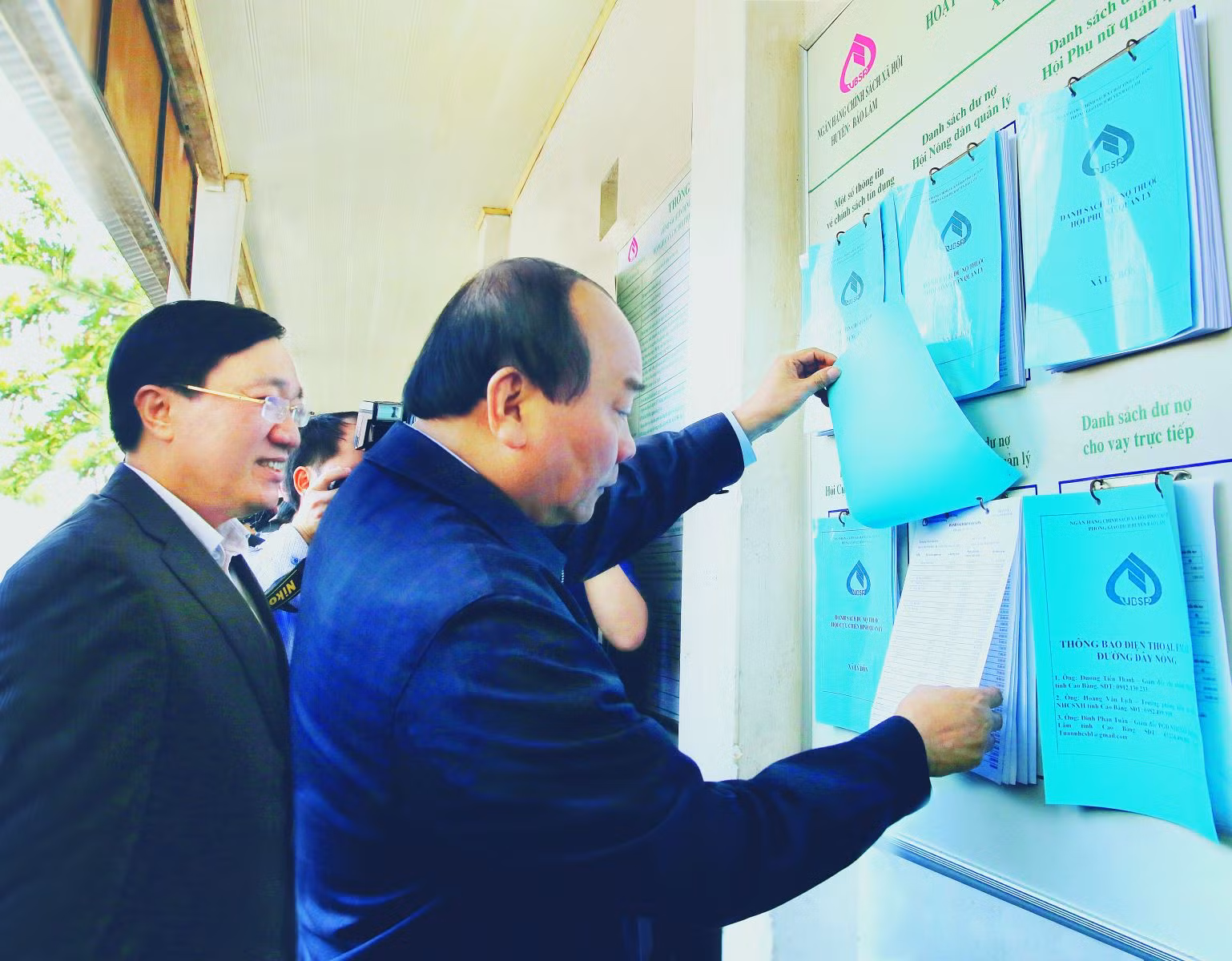 Trong chuyến thăm và làm việc với đồng bào dân tộc thiểu số tỉnh Cao Bằng năm 2017, Thủ tướng Chính phủ Nguyễn Xuân Phúc đã trực tiếp kiểm tra thông tin về chương trình tín dụng chính sách xã hội, hộ vay vốn trên địa bàn xã Lý Bôn, huyện Bảo Lâm, tỉnh Cao Bằng được NHCSXH niêm yết công khai tại Điểm giao dịch xã.