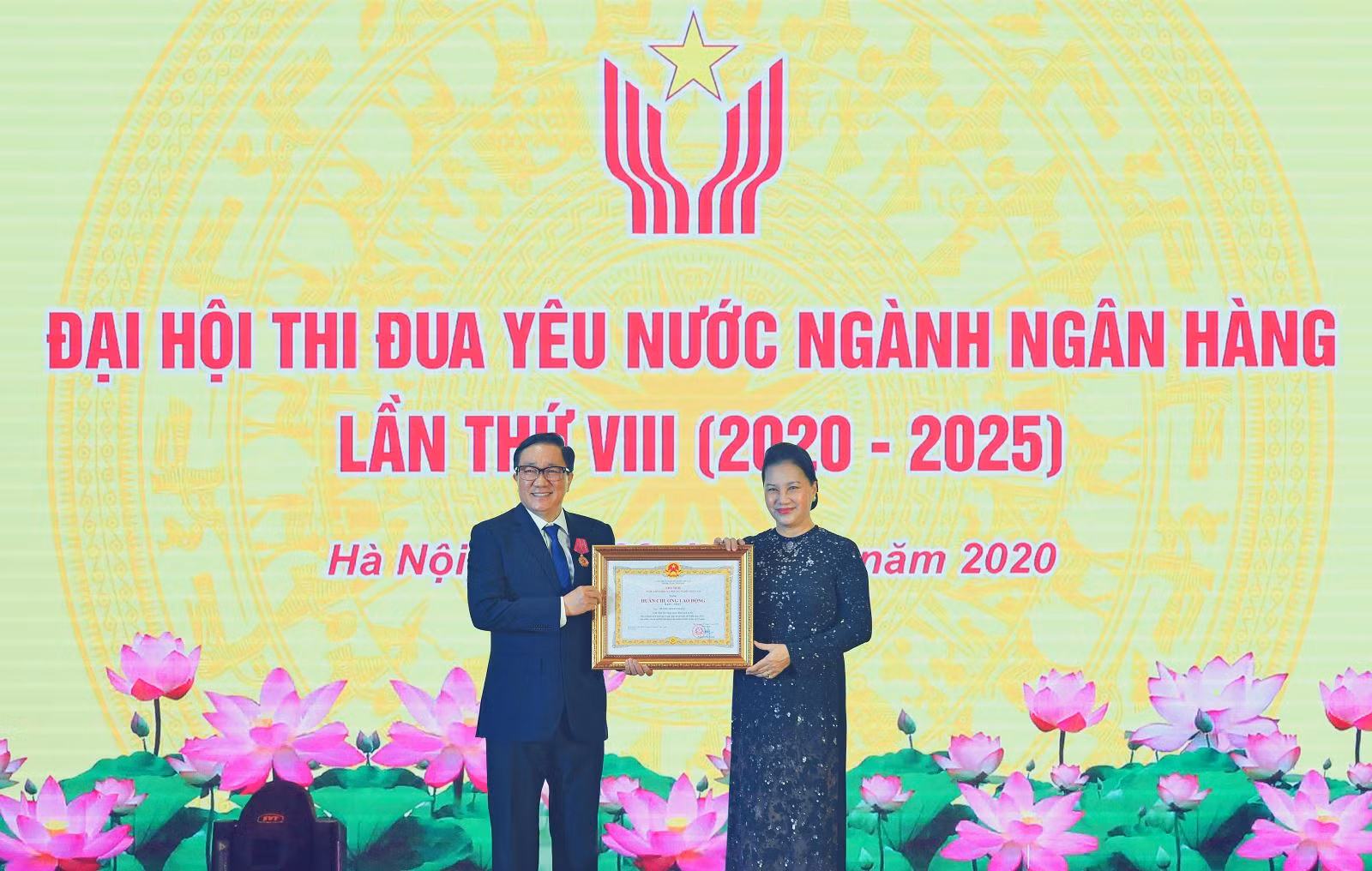 Với những đóng góp quan trọng của NHCSXH trong việc thực hiện chương trình mục tiêu quốc gia giảm nghèo bền vững, bảo đảm an sinh, ổn định xã hội, các tập thể, cá nhân NHCSXH đã được Đảng, Nhà nước, Bộ, ban ngành ghi nhận và tặng thưởng nhiều danh hiệu thi đua, hình thức khen thưởng cao quý.