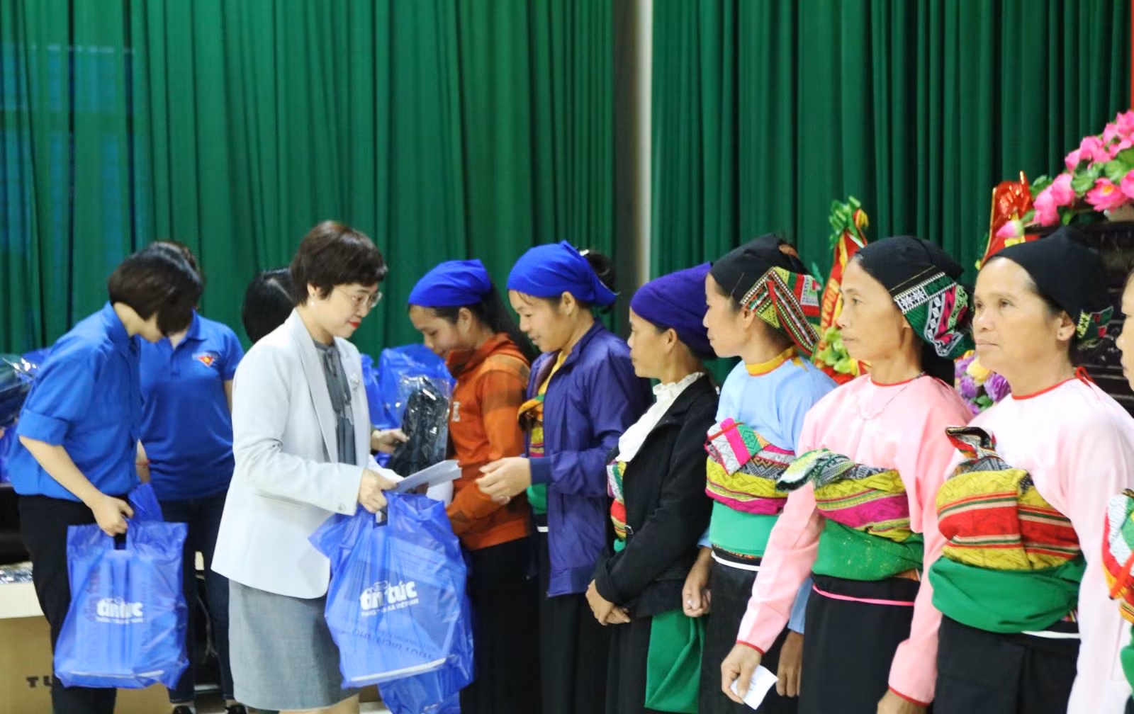 Bà Ninh Hồng Nga, Tổng biên tập báo Tin tức trao những phần quà ý nghĩa cho một số phụ nữ có hoàn cảnh khó khăn của xã Điền Quang.