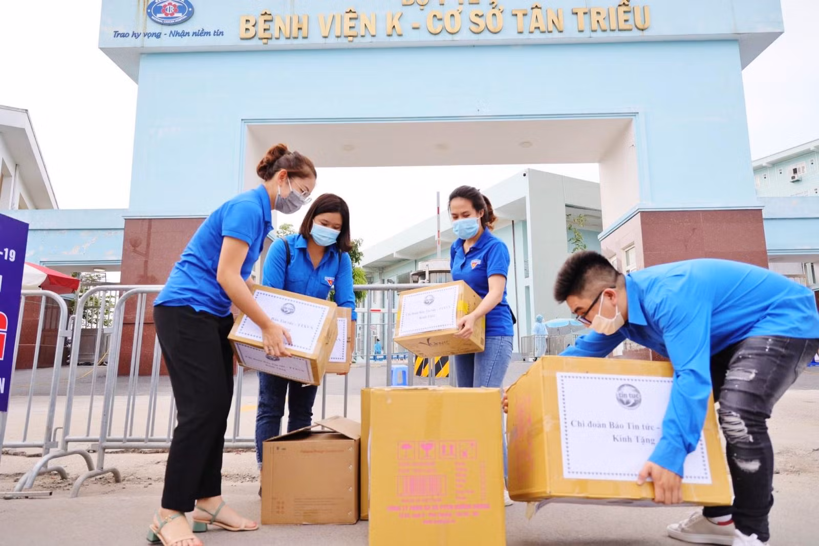 Đoàn Thanh niên báo Tin tức trao quà hỗ trợ các y, các sĩ, nhân viên y tế và bệnh nhân Bệnh viện K cơ sở Tân Triều (huyện Thanh Trì, Hà Nội) để phòng, chống dịch COVID-19.
