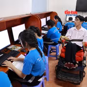 'Thầy giáo xe lăn' gieo chữ cho trẻ em nghèo