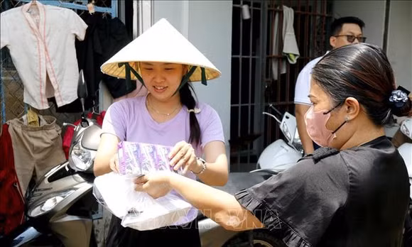Hàng trăm suất ăn miễn phí hỗ trợ người dân vùng ngập lụt