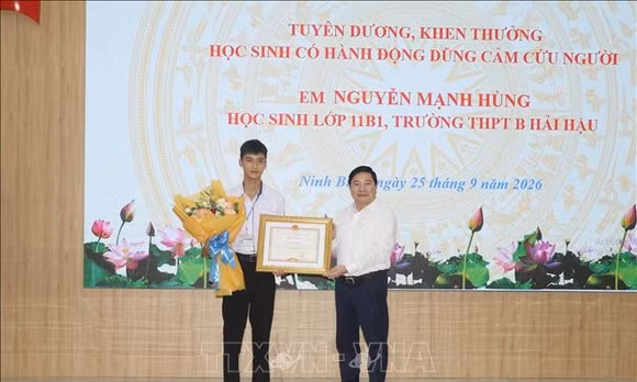 Khen thưởng nam sinh lớp 11 dũng cảm cứu hai em nhỏ rơi xuống sông